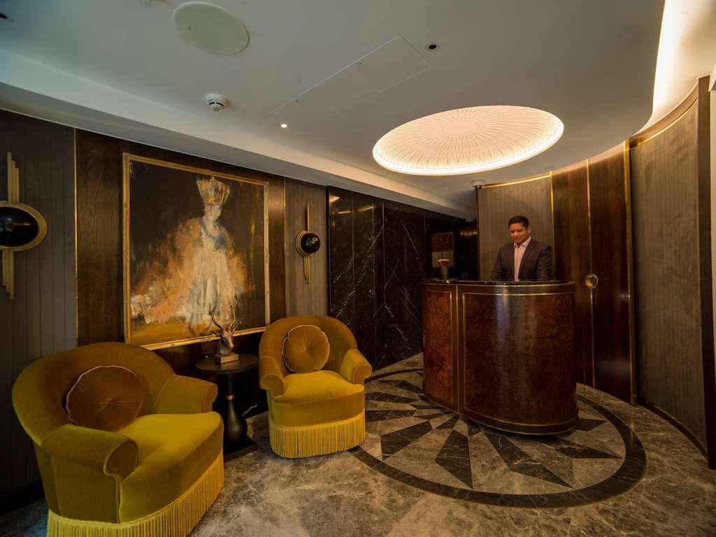 The Guardsman - Preferred Hotels And Resorts 伦敦 便利设施 照片 The Concierge Desk at the Four Seasons Hotel, Mumbai
