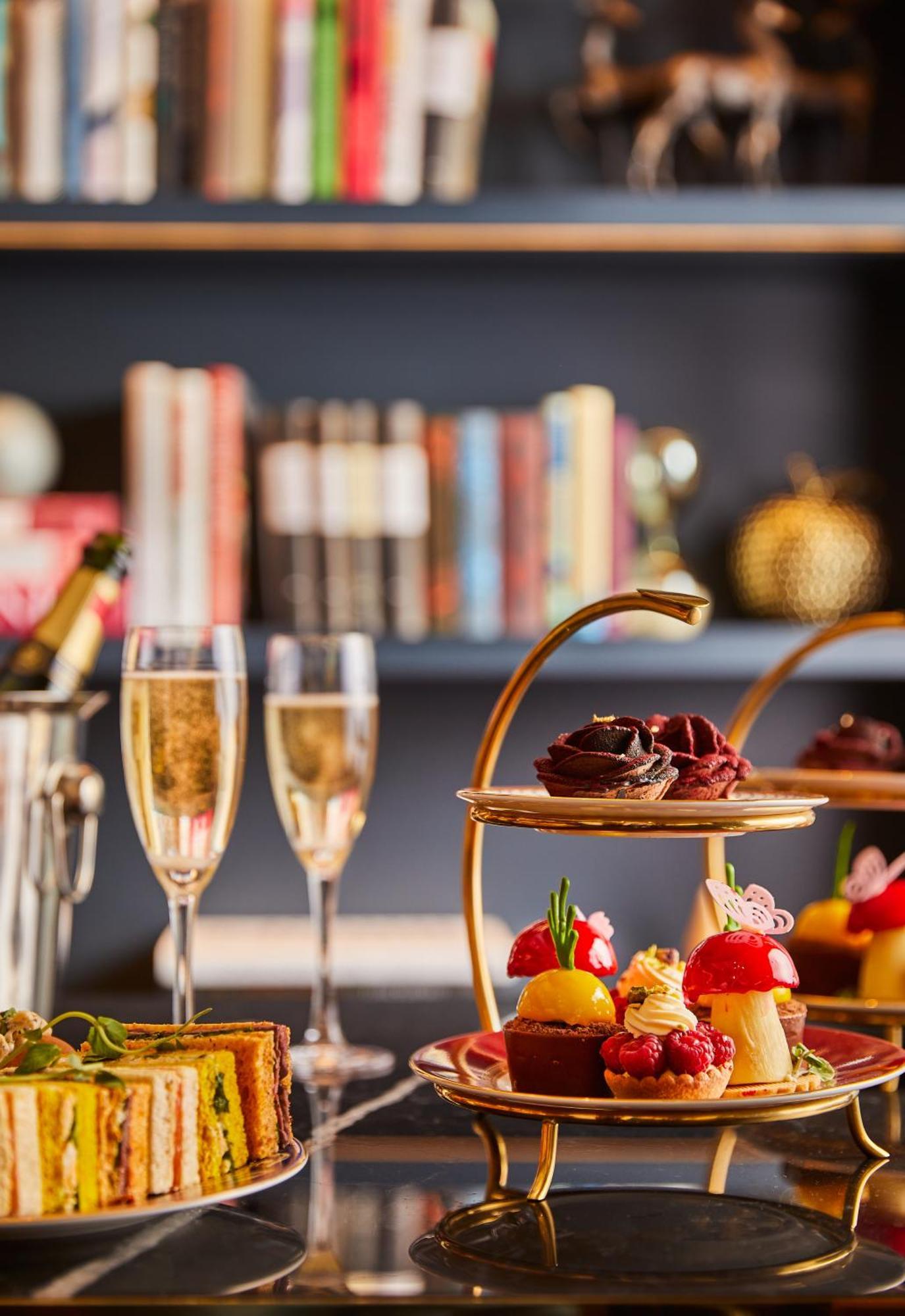 The Guardsman - Preferred Hotels And Resorts 伦敦 外观 照片 Afternoon tea at the InterContinental London Park Lane